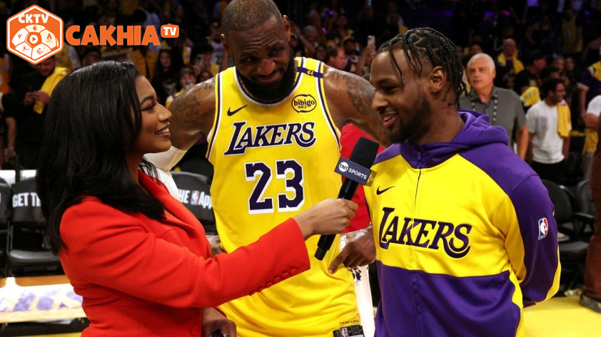 LeBron James và Bronny James trả lời phỏng vấn sau trận LeBron James và Bronny James trả lời phỏng vấn sau trận